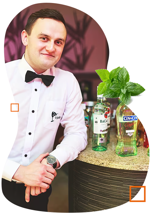 Barman VipBar przygotowuje koktajl